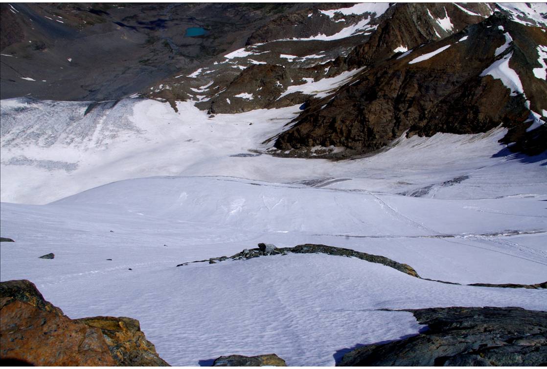 La FN vue du sommet : Etat de la face N vue du haut, depuis la table sommitale. Un beau billard, mais qui restera en neige dure sur la partie au dessus de 3300.