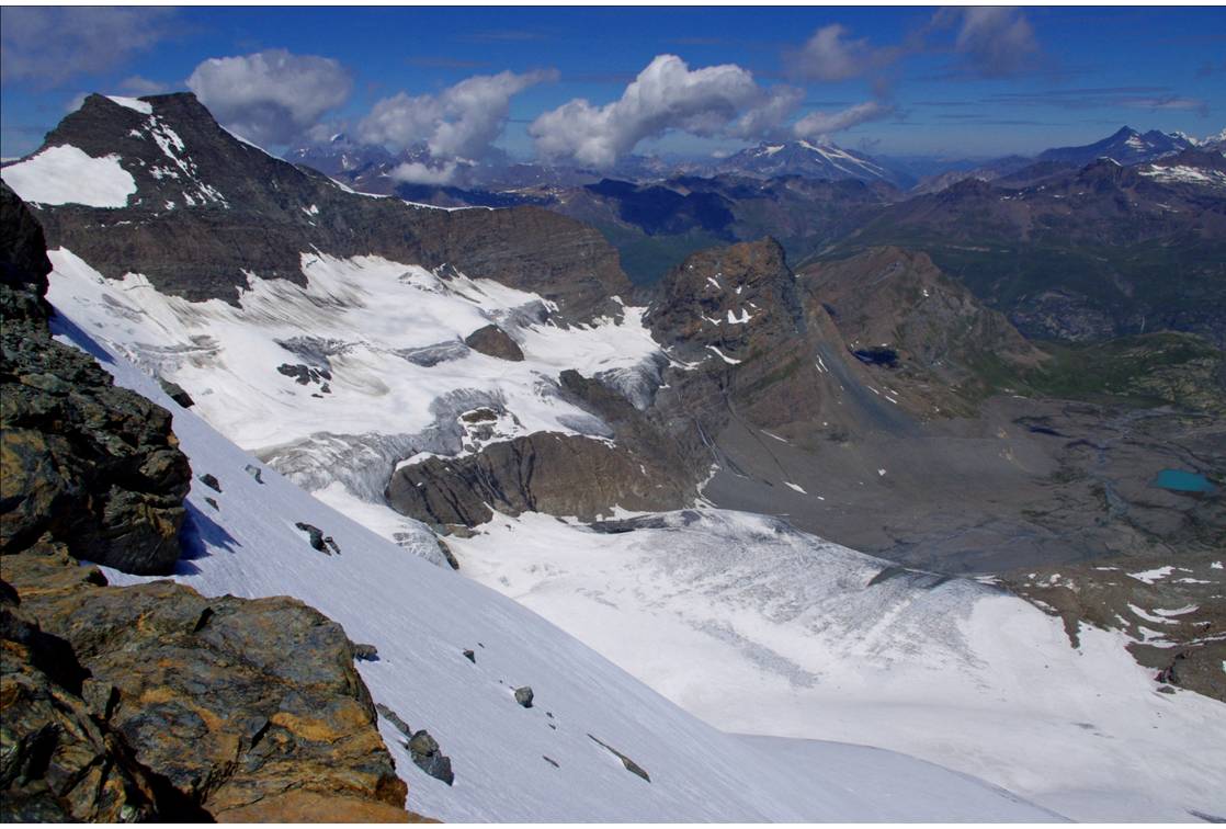 Les Evettes : Le cirque des Evettes en juillet 2011. Une couverture nivale encore bien présente, dans un paysage d'ampleur. Un lieu de nature vraiment mythique!