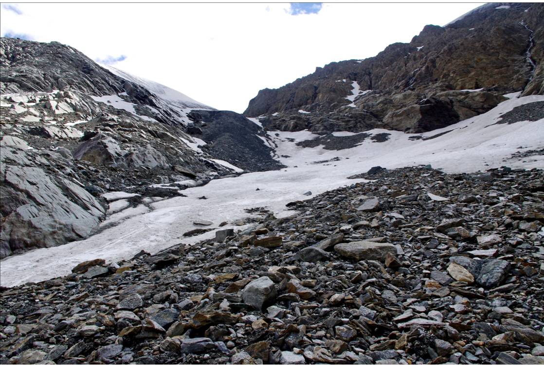 Dernière trace 2011? : Une bande de neige coincée entre le glacier et la falaise de l'Albaron permet d'atteindre skis aux pieds l'altitude 2600... ensuite c'est à pieds!