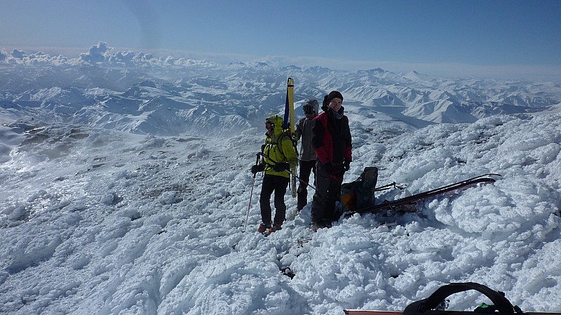 Sommet : Marc, Christophe et Marie-Christine au sommet, dans le cratère bien au chaud