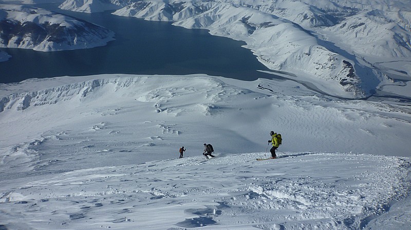 Début de descente : Début de descente skis aux pieds depuis le sommet sur fond de Laguna de Laja