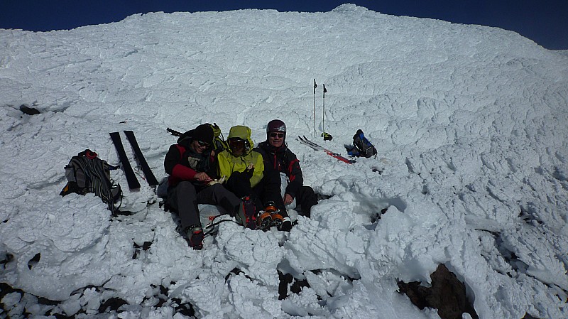 Sommet : Marie, Christophe et Didier dans le cratère de l'Antuco