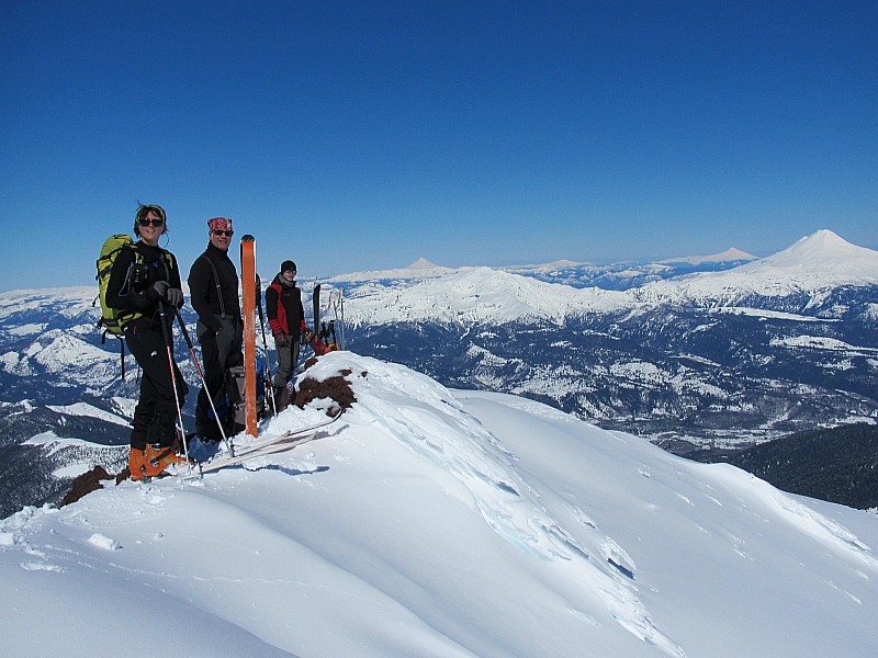 Sommet : Au sommet avec splendide vue de la gauche vers la droite : Volcan Lanin, Sierra Névada, Quetrupillan et Llaima
