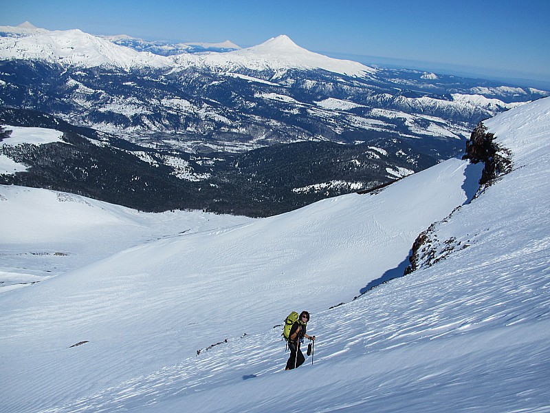 Sommet : Marie avec en arrière plan le volcan Llaima à droite et la sierra Nevada à gauche.