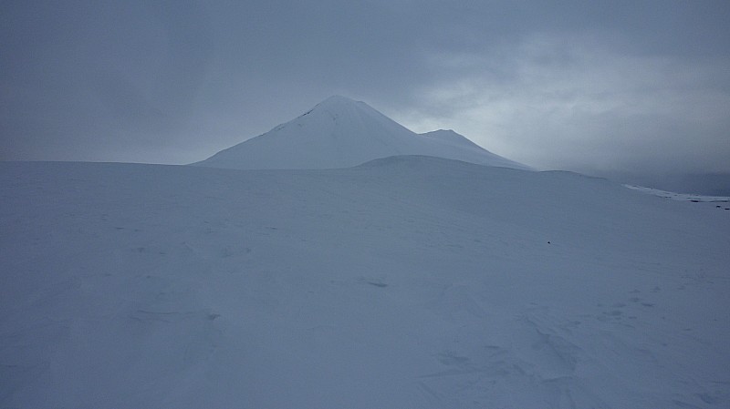 Vue du sommet : Le volcan Llaima en fin d'après-midi avec le mauvais temps qui arrive pour le lendemain