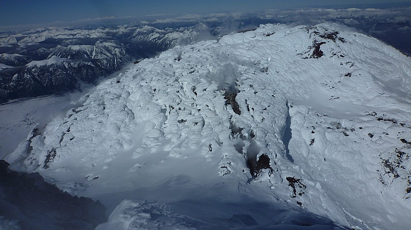 sommet : Le cratère principal du Volcan Llaima et ses fumerolles (3125m). Dernière éruption en janvier 2008.