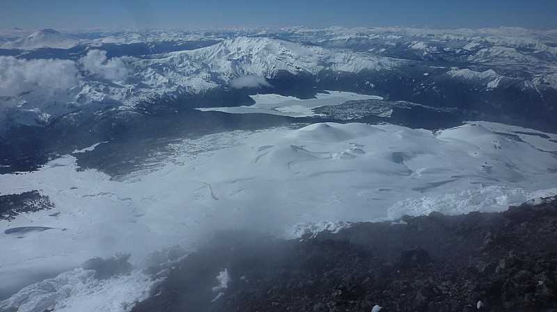 Vue du sommet : La laguna conguillo, autre itinéraire d'ascension du volcan Llaima mais compte tenu de l'enneigement, trop long cette année.