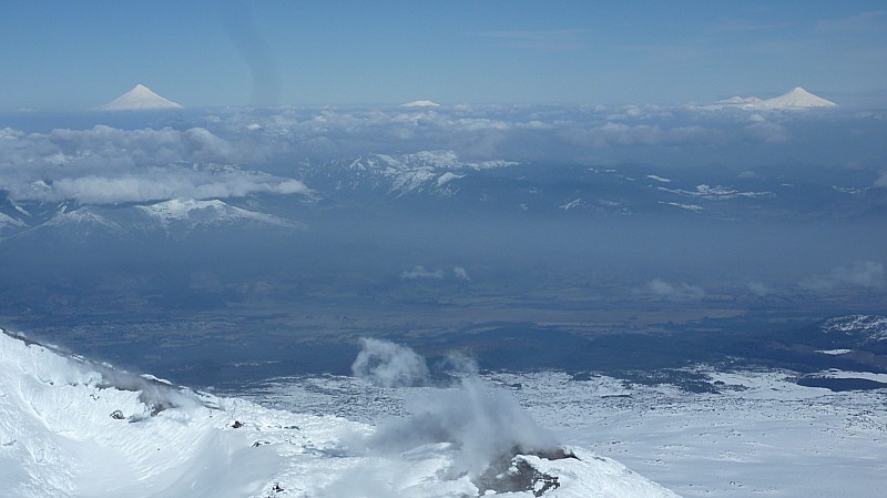 Vue du sommet : Depuis le sommet du Llaima, de gauche à droit, les volcans : Lanin, Quetrupillan et Villarica