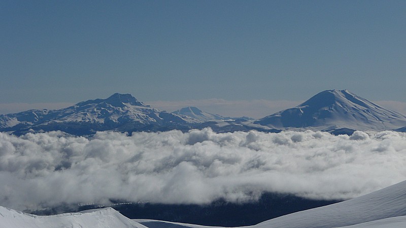 Sommet des pistes : Les volcans Toluhaca (à gauche) et Lonquimay depuis le haut de la station des Auraucarias