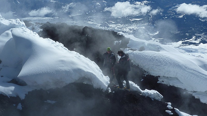 Sommet : Patrice et Marc juste sous le sommet dans les fumerolles du volcan.