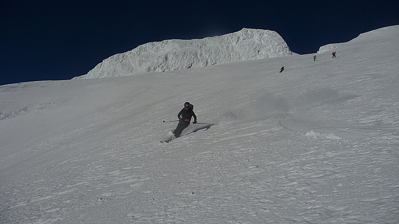 En cours de descente : Didier à l'attaque dans une neige "villariesque" et sur fond de coulée de lave