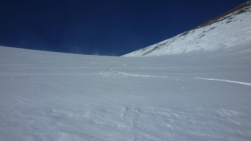 Sous le col en descente : Debut de descente sous le col à 3000m : bonne neige, poudreuse soufflée