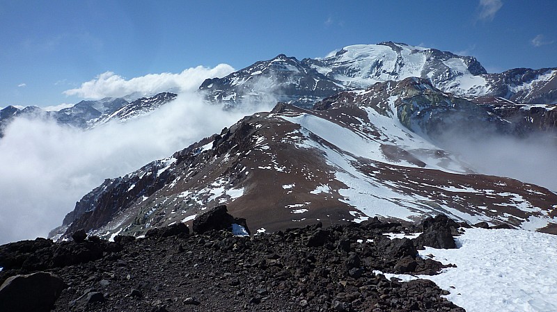 Sommet : Du sommet très belle vue sur le "5000m" du coin, le ,Cerro El Plomo et ses 5432m
