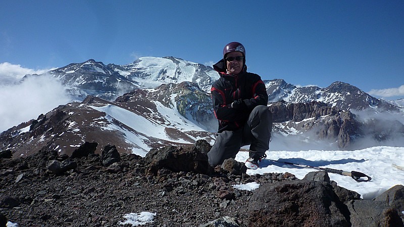 Sommet : Didier au sommet sur fond de Cerro El Plomo et ses 5432m