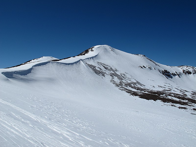 Cerro Blanco en 1er plan : derrière Punta Guanaco.Nous descendrons par l'épaule pour rejoindre une combe à l'abri (visible à la montée).