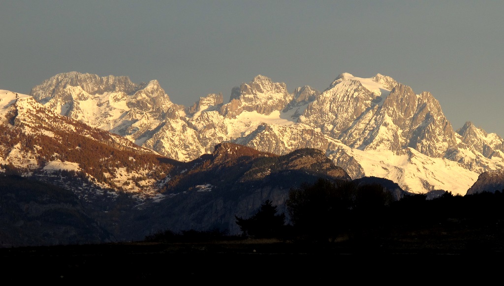 Quelques sommets... : Premiers rayons de soleil sur le Massif des Ecrins, depuis Guillestre