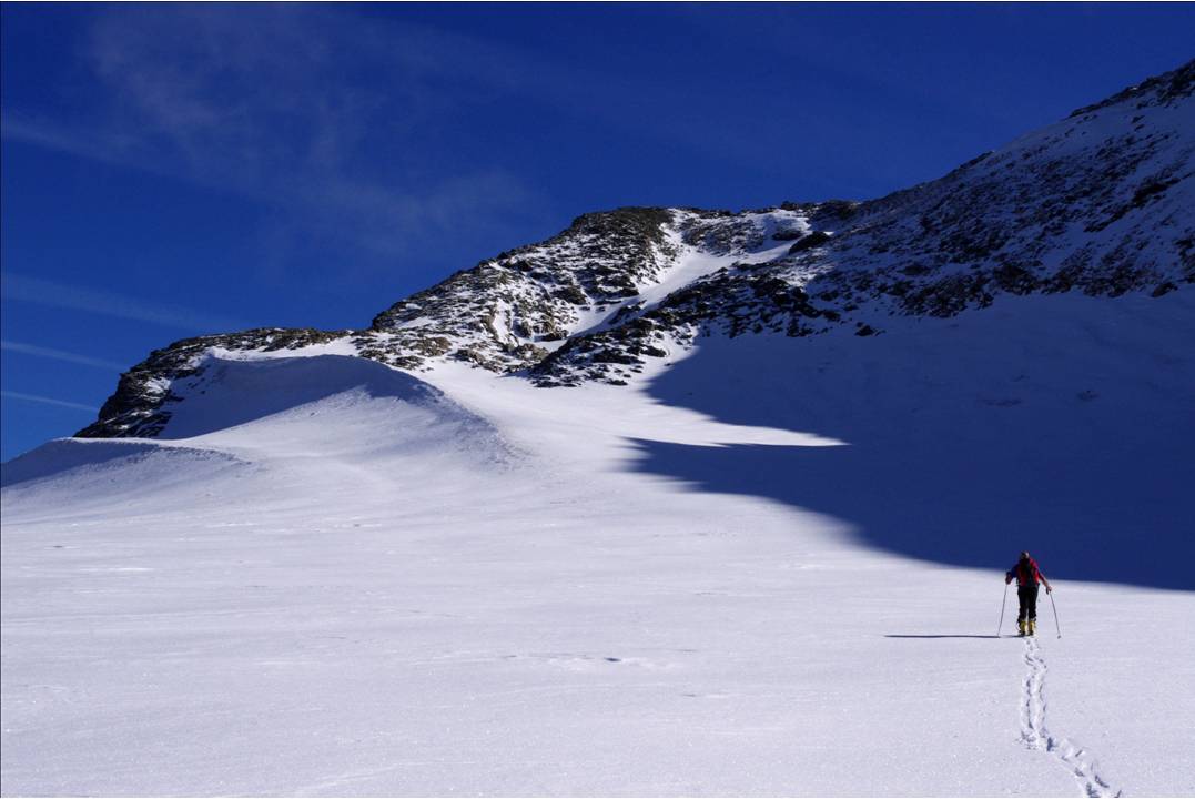 A l'approche : Partie finale de la Cîme Monfret, sa jolie écharpe de neige, puis son couloir en S... au terme de la Savoie... loin vers l'EST et haut.