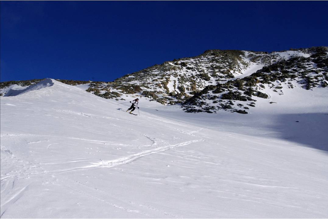 Sur une vague : Sur la très belle vague de neige qui accroche le glacier du Grand Méan à la face de Monfret... les virages sont comme suspendus!
