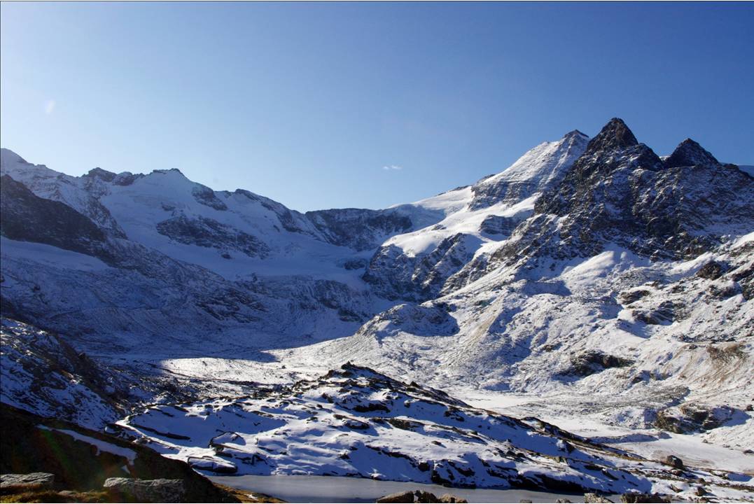 Evettes autome 2011 : Les Evettes légérement nimbées de fraiche... mais pas encore praticables... la montée sur les contreforts SUD du SETI va se justifier largement.. à pieds secs: