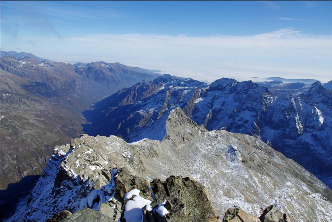 La Vetta : Depuis le sommet, çà bascule raide sur le Piémont, la Valle Grande... et son affluent le Vallone di Séa... 2200m en contrebas!