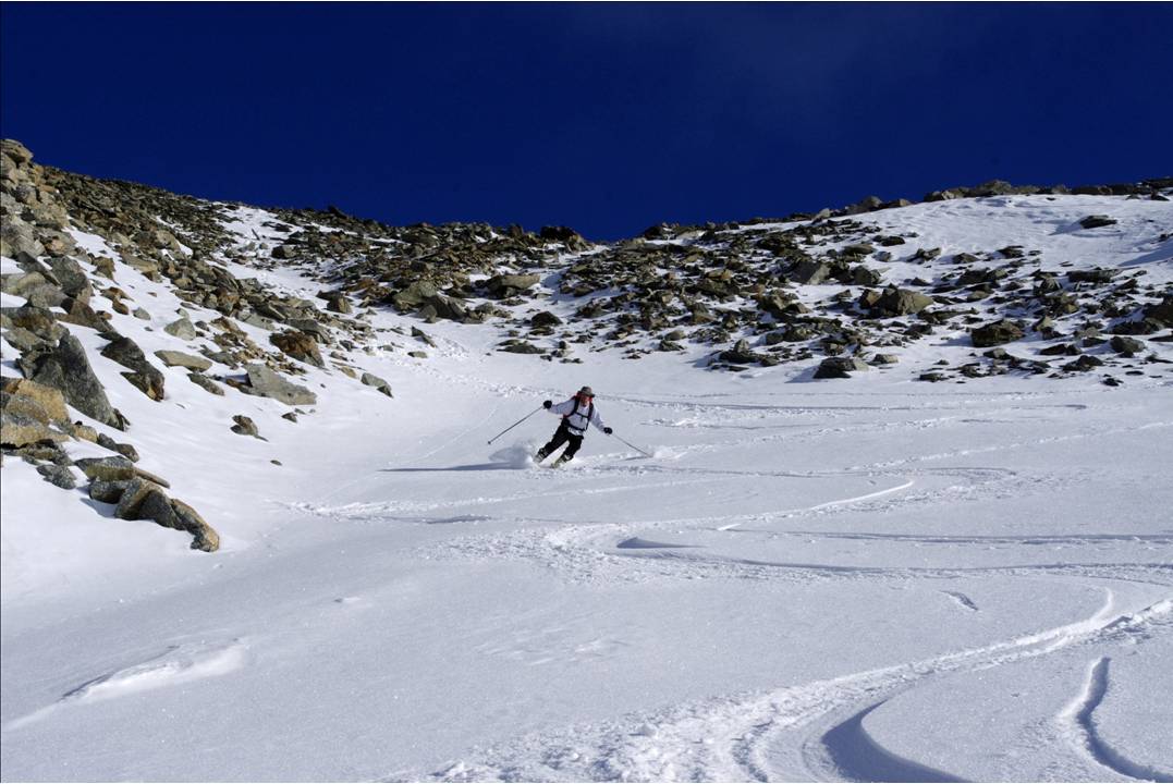 Poudre sommitale : Dans le couloir sommital, 10-15 de grains légers, sur fond dur... voilà une poudre qui se mérite... et qui se savoure... N'est-ce pas Pierre?