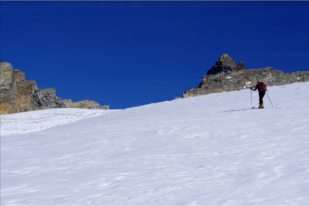 Sous Mezzenile : Jolie trace de Pierre, autoritaire (faisant autorité!).
Sous l'horizon de la Pointe Mezzenile, toute de gneiss rouges constituées. C'est l'Afrique!