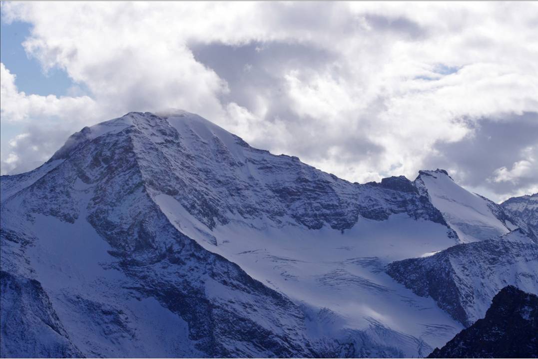 Ciamarella menaçante : La Grande Ciamarella attire les nuages... qu'ils s'y déversent... et rétablissent son allure englacée!!!