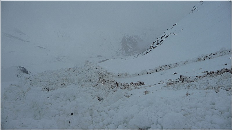 Avalanche : Dans la combe, une importante avalanche est descendue relativement bas.