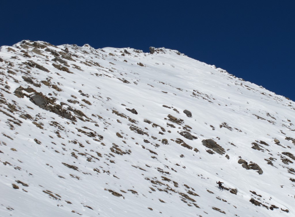 Crouès, versant SE : Pas mal de rochers apparents, mais la qualité de la neige permet de skier sans touchette.