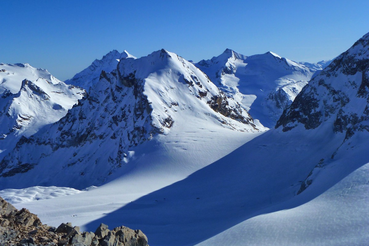 #11 La Pointe de Calabre (3350 m) : Beaucoup de rochers apparents dans la face ouest La Pointe de Calabre (3350 m) : Beaucoup de rochers apparents dans la face ouest