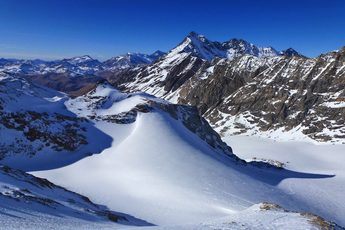 #9 Dans la pente finale : Un coup d Dans la pente finale : Un coup d'oeil sur la Grande Sassière versant Italien.