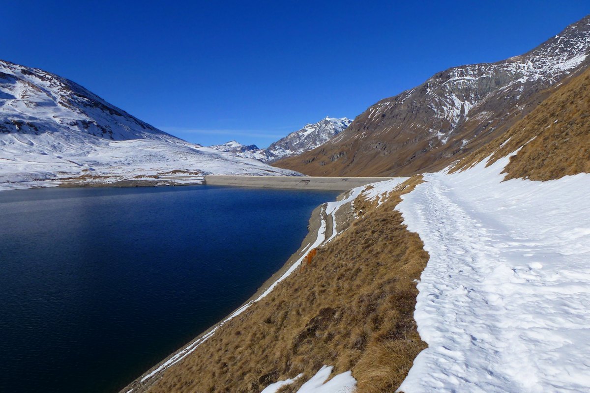 #3 Le lac de la Sassière (2460 m) : C Le lac de la Sassière (2460 m) : C'est ski aux pieds que l'on longe le lac.