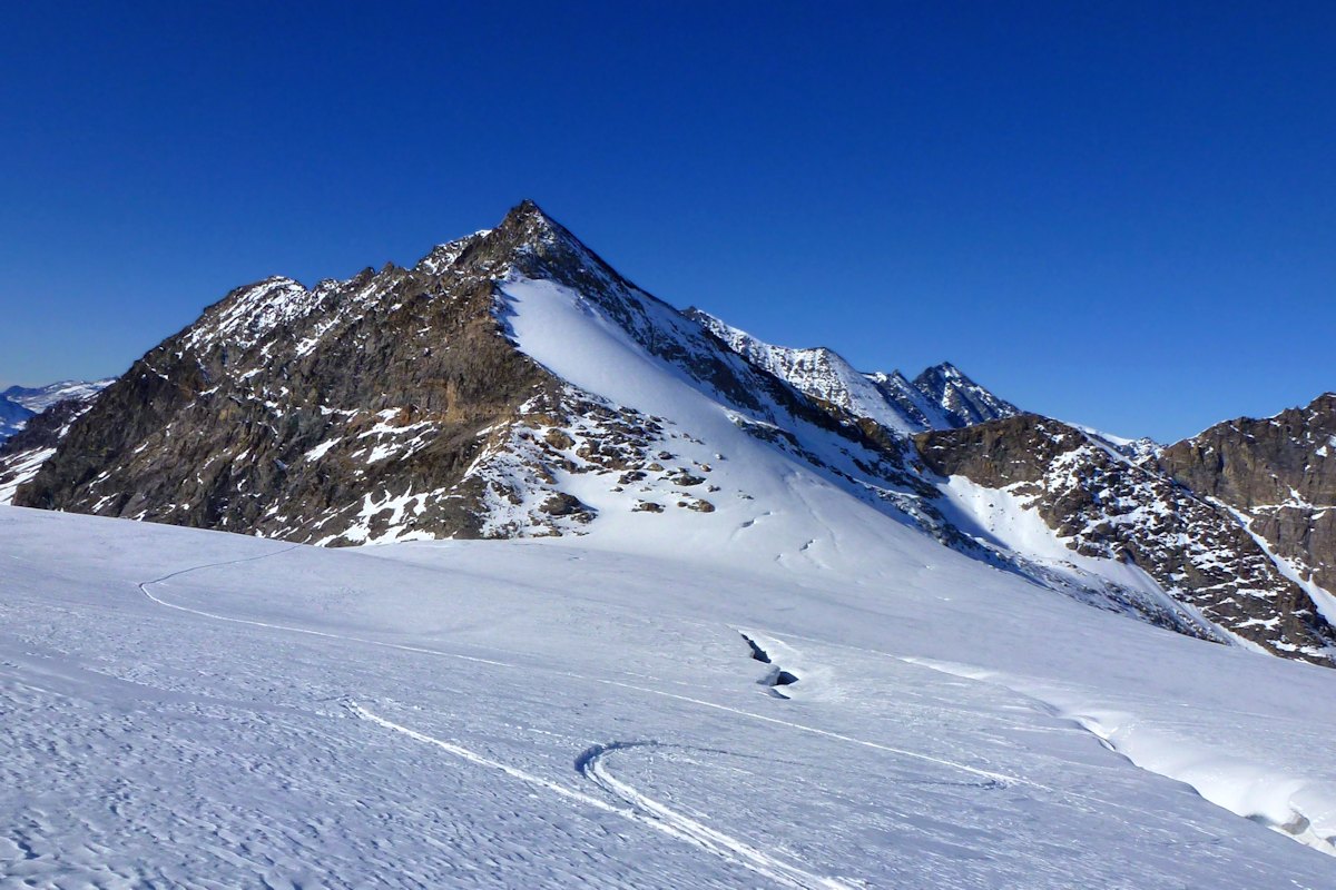 Pointe de la Traversière : Sur ce versant, une belle pente mais avec une sortie rocheuse.