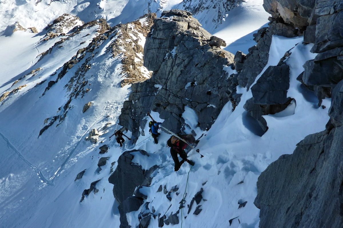 Début de l'arête : Neige et rochers. (photo DS)