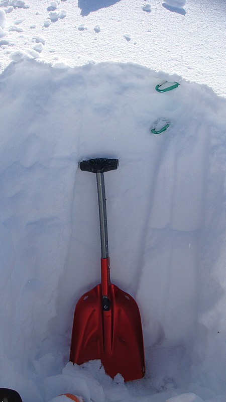 Sondage : Plutôt une bonne cohésion du manteau ce jour (90cm au total). Depuis le sol, une couche homogène de 70 cm. Au dessus, env. 10 cm de neige fraiche, puis une croute de regel de 2cm sur laquelle repose 3cm de neige récente. Attention ça peut c