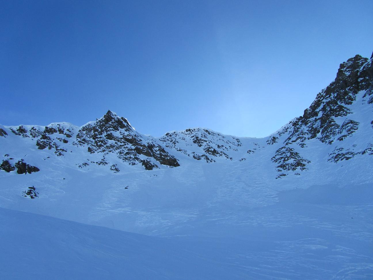 Versant N Pas de la Farnéiréta : Le haut est assez raide (nous sommes passez à l'ouest du point 3052 sinon la descente était trop raide pour nous) et avec de la neige très croûtée et très casse gueule