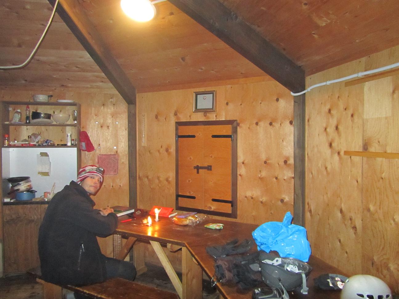 Intérieur : Ce refuge est vraiment confort, il y a même l'électricité !
Les Italiens ne savent pas faire les cartes mais question refuge ils assurent !