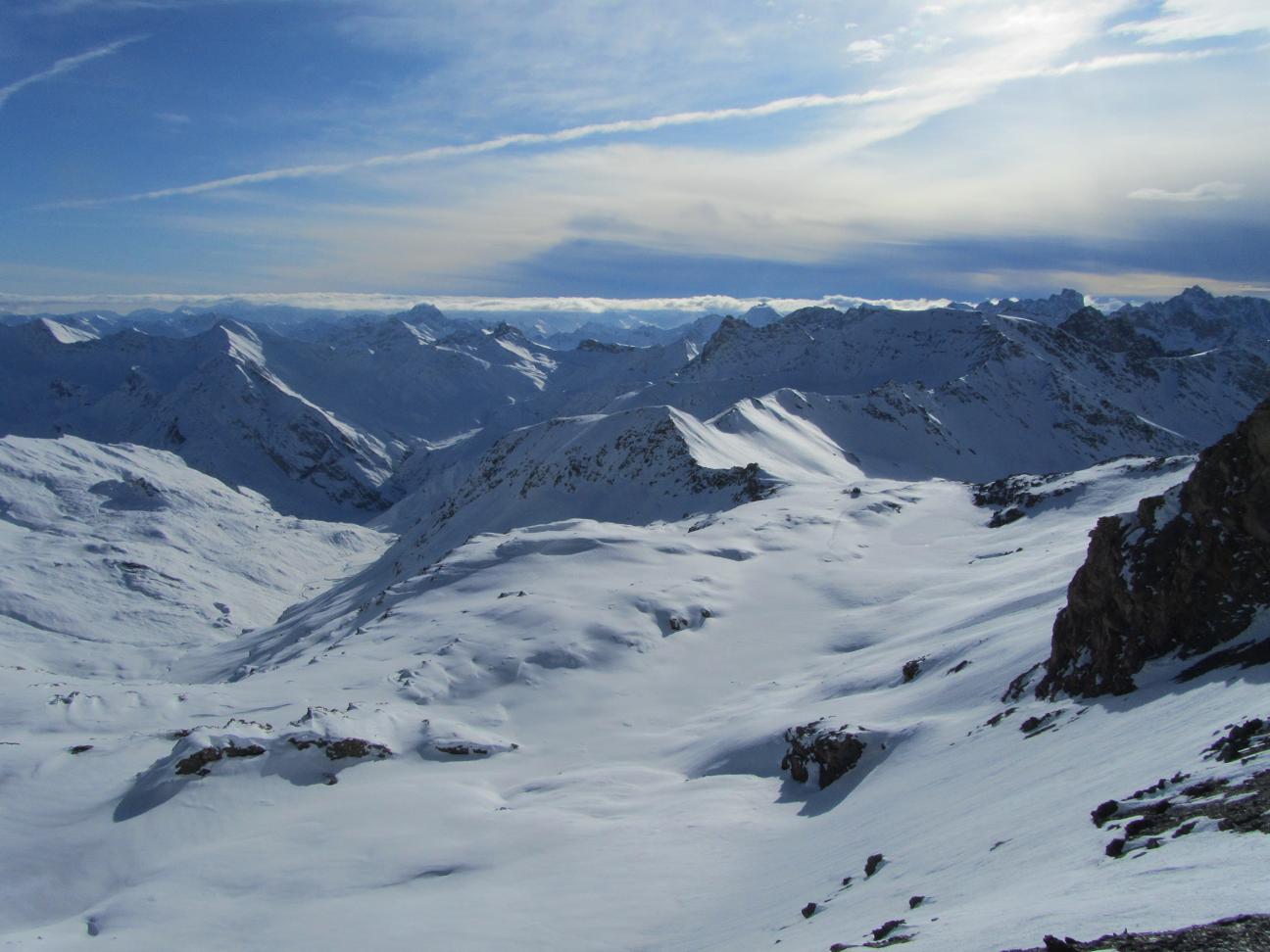 Vue depuis le pas de Salsa : en direction de l'Italie, le lac de Mongiola et le Bivouac Franco Boerio (en tout petit) sont sur la droite de la photo