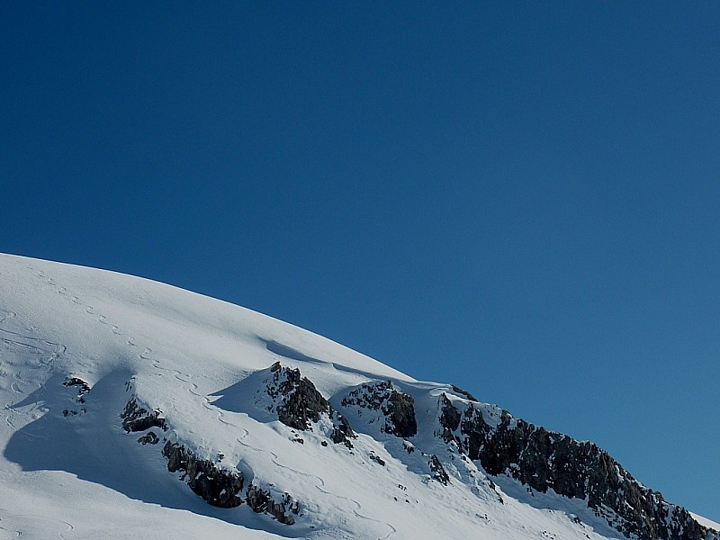 Traces sous la pointe 3046m : anciennes traces ? Peut être versant NW mieux protégé du vent