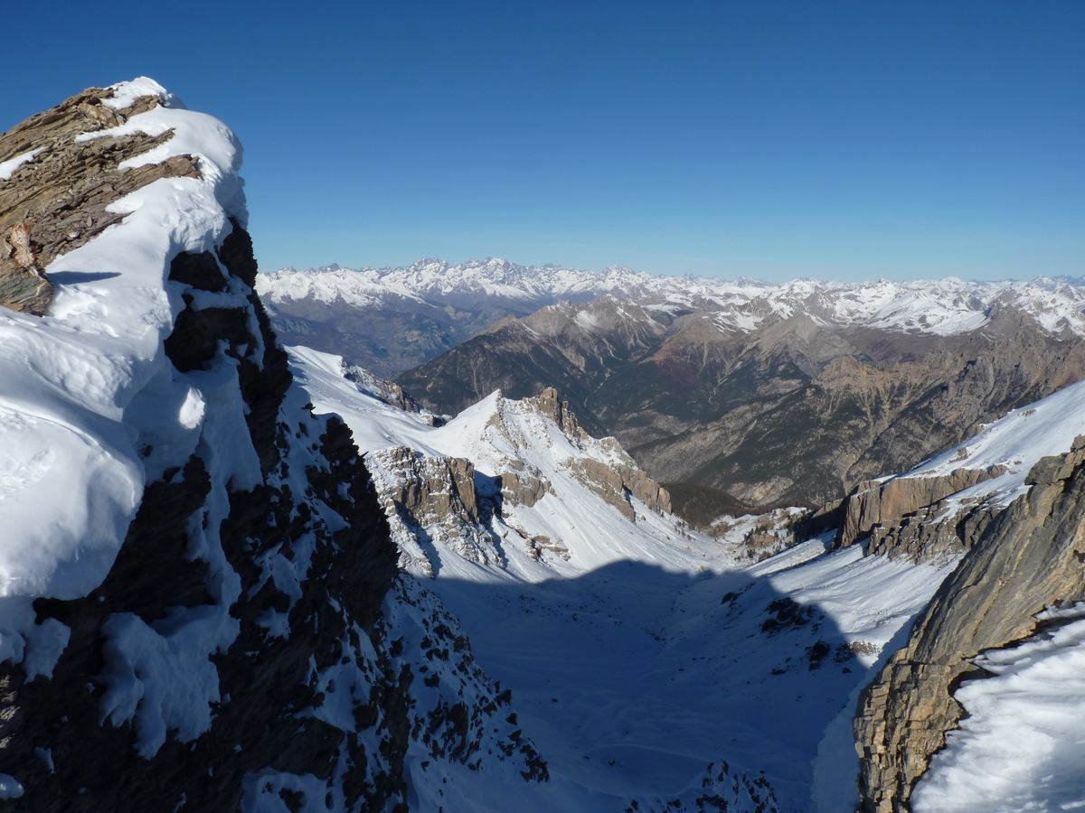 Vallon des pelouses : Prise dans la brêche entre deux pointes du sommet