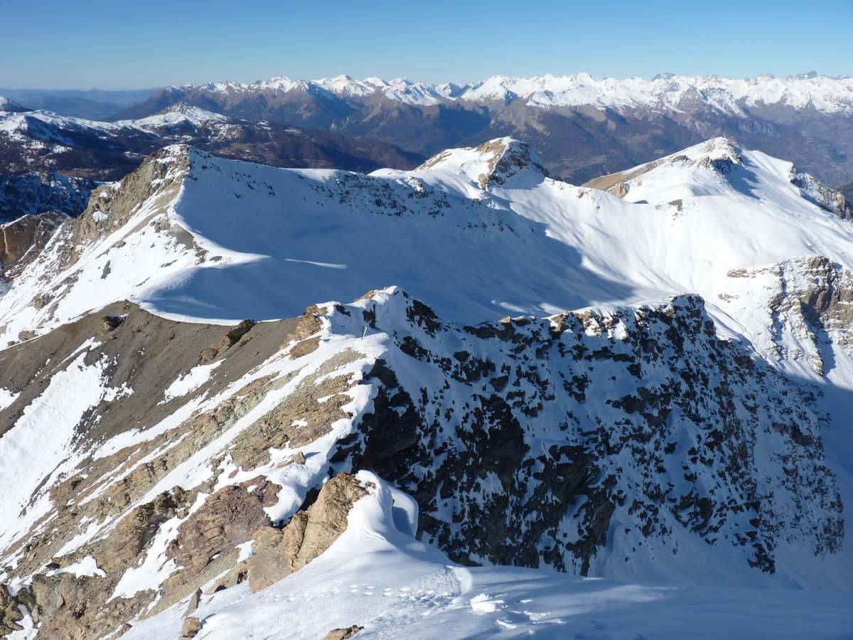 Depuis le sommet : Les skis sur l'arête au loin