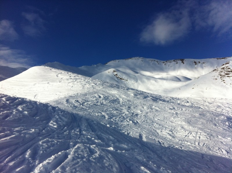 Mi-pente : Nous trouvons un bon gobelet assez instable sous le ski mais qui sera bon à la descente ! Tout va bien !