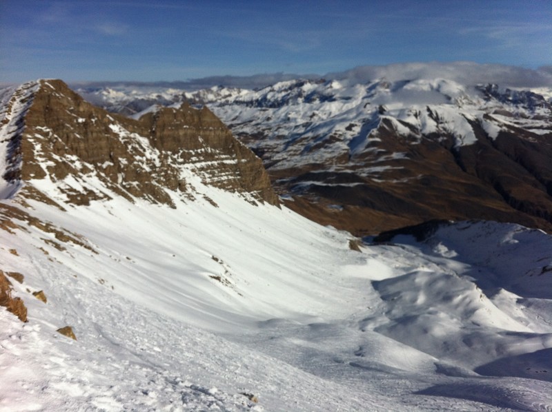 Vallon du Crachet : Le Vallon du Crachet que l'on vient de gravir. C'est complètement tracé, la neige n'est pas évidente à skier, mais la quantité est là. C'est pas mal du tout !