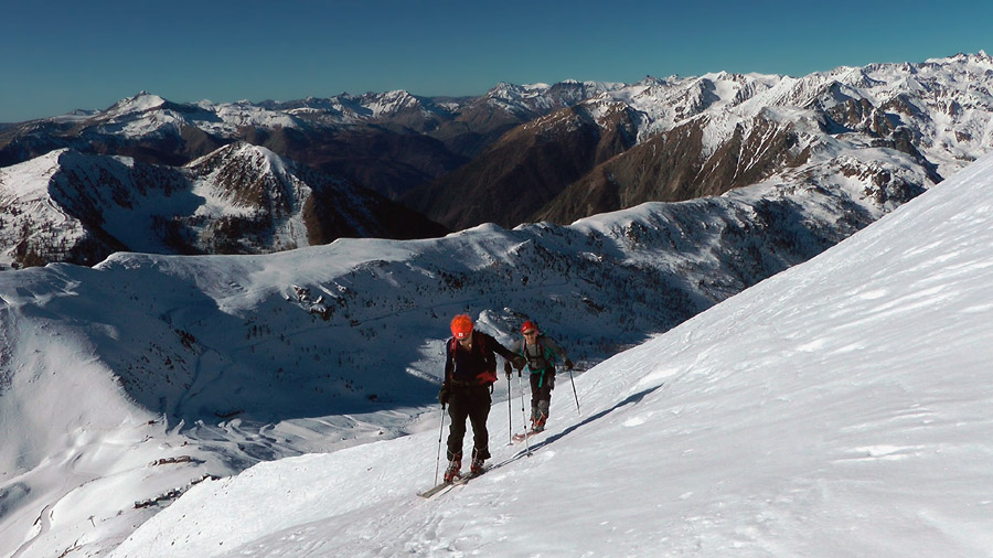2450m : Au dessus du col avec le Mt Mounier en A/R plan