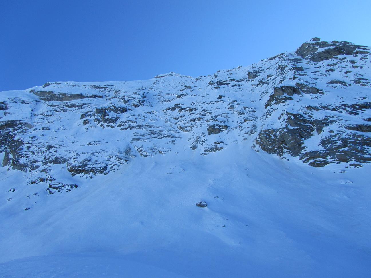 Face N du Mont d'Ambin : On a réussi la descendre presque intégralement à ski mais on a eu quelques touchettes, beaucoup de dérapages et de neige croûtée qui fait mal aux cannes.