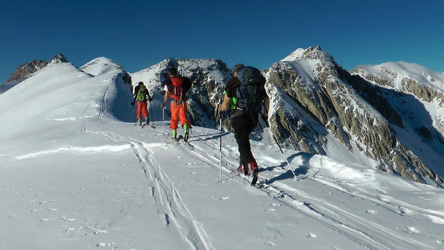 2800m : la fine équipe arrive au sommet des Garrets