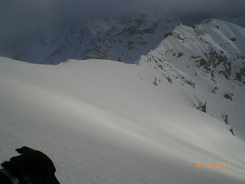 Peyre Eyraute : Bonnes conditions de descente dans la pente sommitale SW.