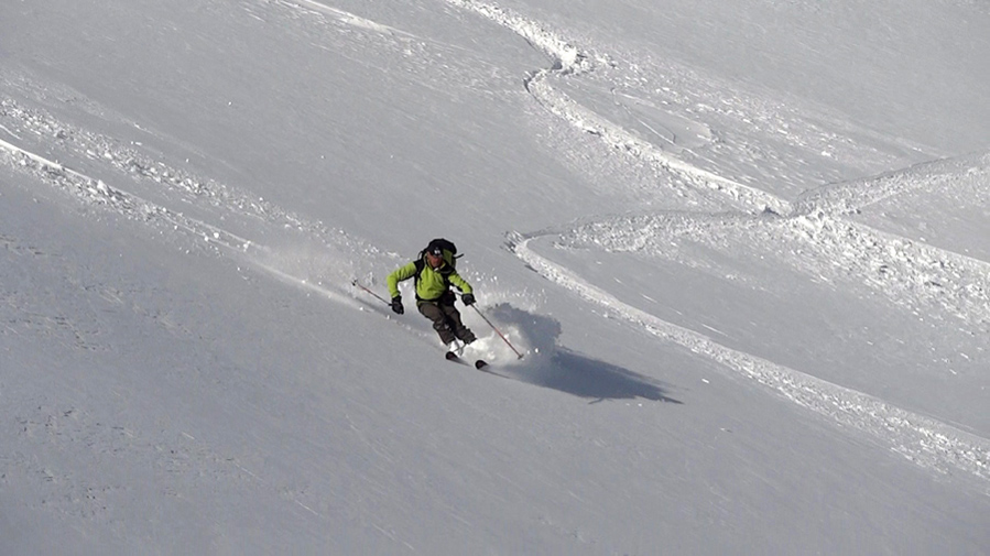 2750m : Poudre épaisse mais agréable à skier dans la face Est