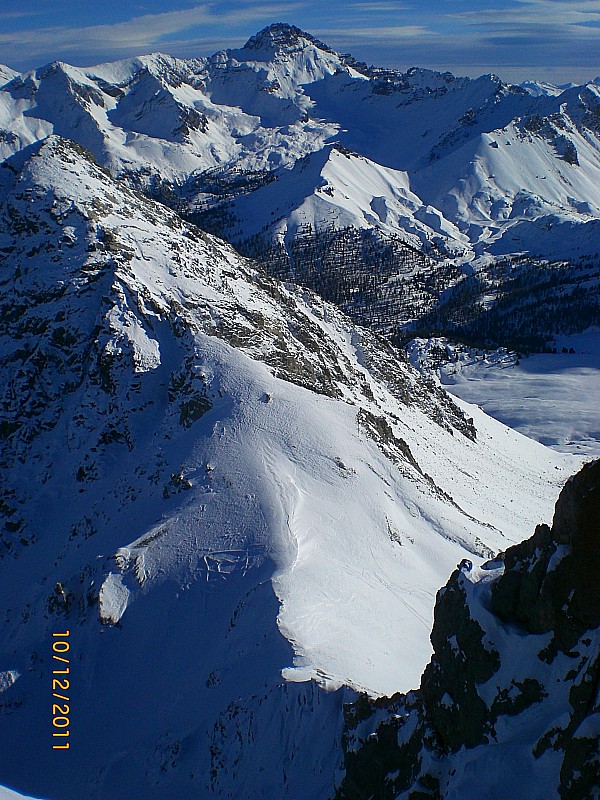 Crête des Granges : Effet puits de lumière : le col des Peygus vu depuis le sommet sud des Granges.
En arrière plan : le Grand Peygu, l'Arpelin et le Grand Rochebrune.