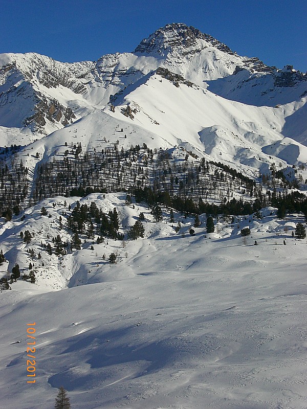 Crêtes des Granges : Retour vers les chalets d'Izoard, sur fond  d'Arpelin, de Col Perdu (tracé) et de Grand Rochebrune.
